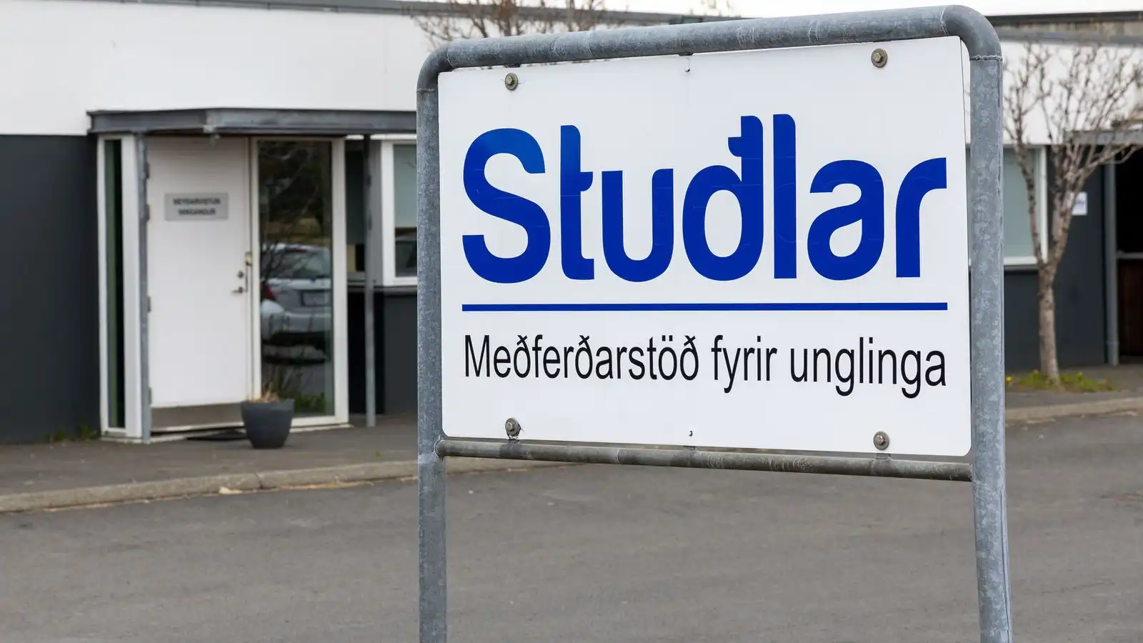 Tólf með réttar­stöðu sak­bornings vegna and­láts á Stuðlum - Vísir