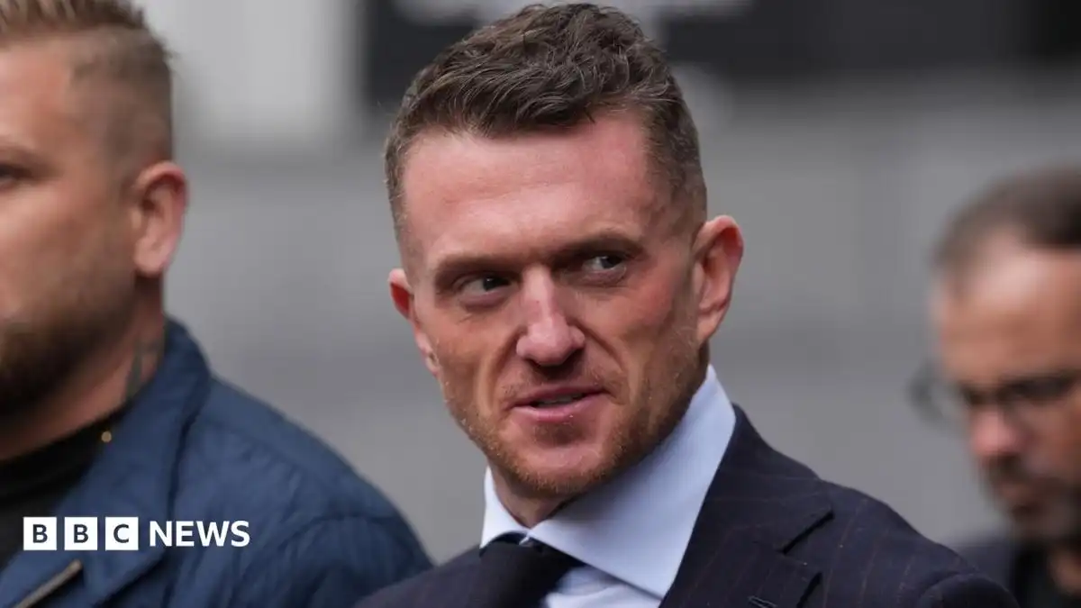 Tommy Robinson 'intimidated' Daily Mail reporters, trial hears