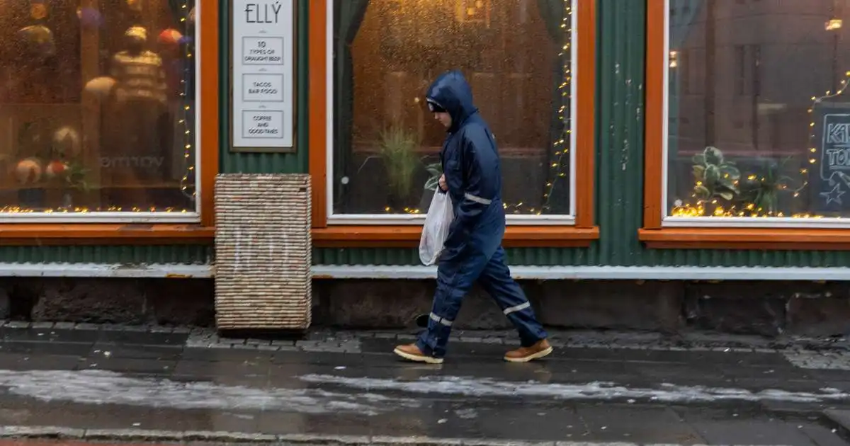 Tré féll á veg í óveðri í miðborginni