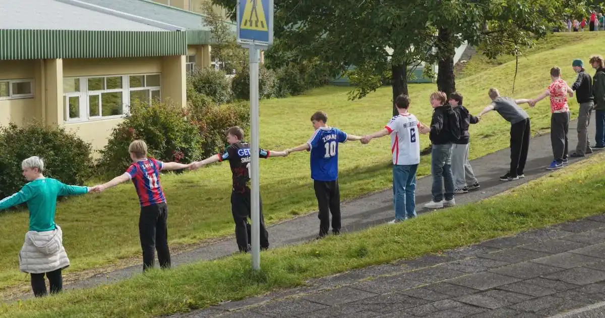Treyjudagurinn: Mynduðu hring í kringum Öldutúnsskóla