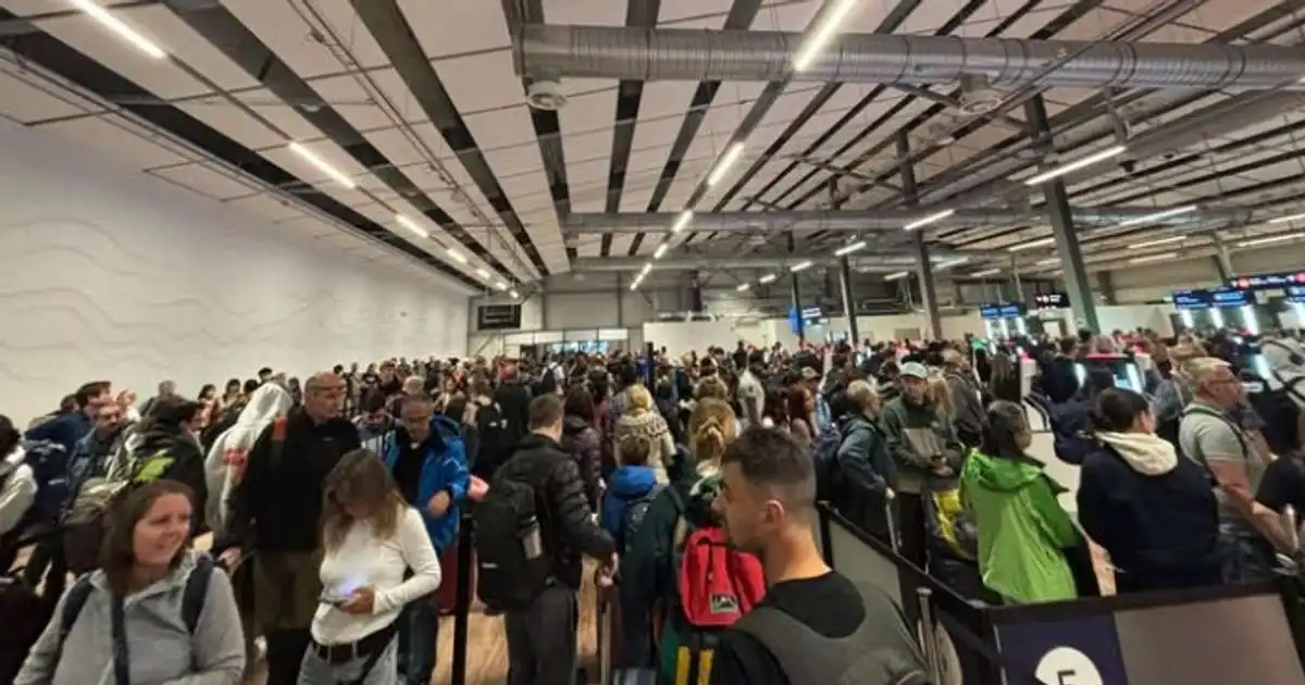 Troðfullur komusalur vegna tafa hjá landamæraeftirliti