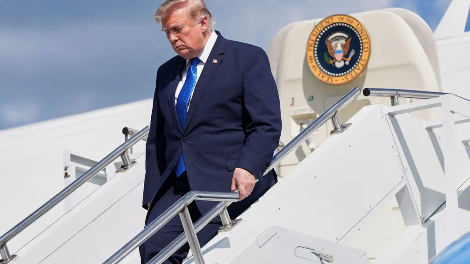 Trump boðar hlé á á­rásum og full­yrðir að sam­komu­lag sé í sjón­máli - Vísir