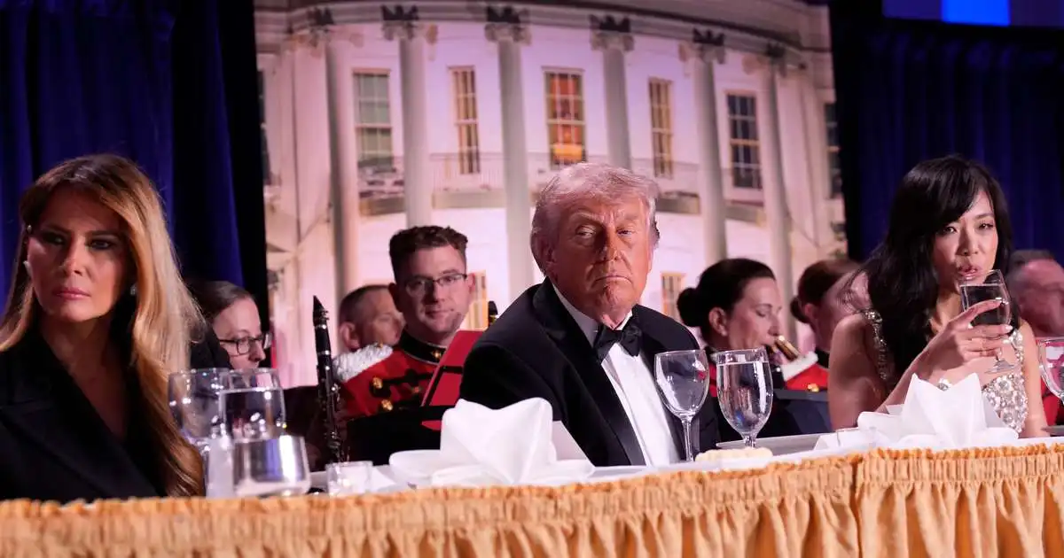 Trump fluttur burt í skyndi þegar skothvellir heyrðust
