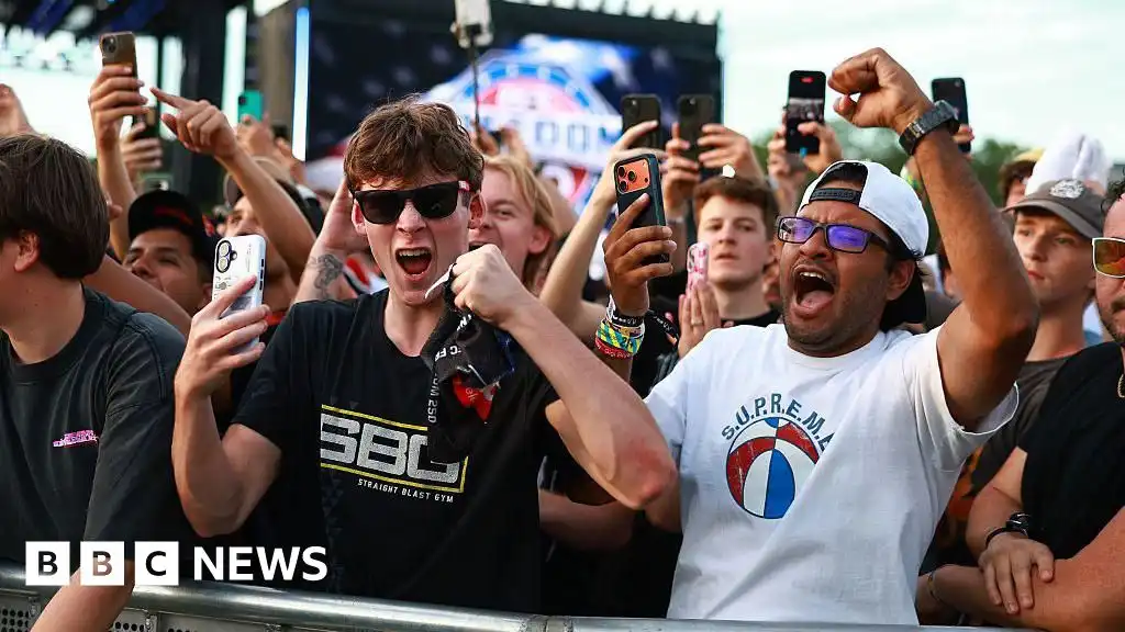 Trump prepares to host UFC cage fights on White House lawn