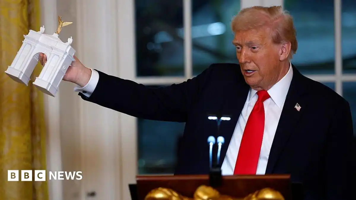 Trump says triumphal arch will be military complex