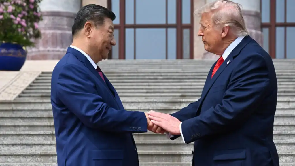 Trump tekur í hönd Xi Jinpings á rauða dreglinum í Peking – Leiðtogar halda tvíhliða viðræður