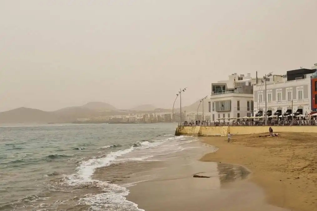TUESDAY WEATHER: 34°C heat, calima, and some storms forecast in the Canary Islands