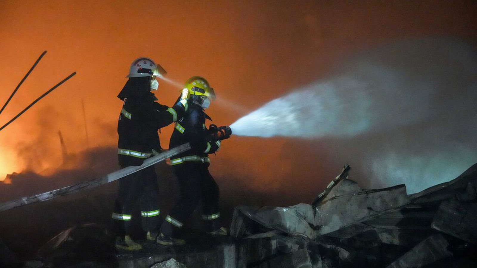 Tugir látnir eftir sprengingu í flugeldaverksmiðju - Vísir