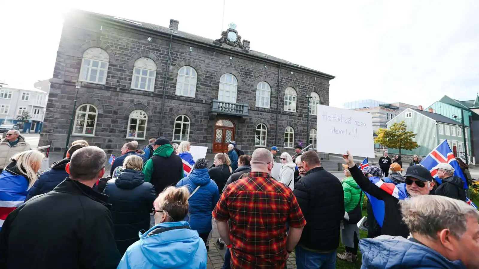 Tugir mættir til þess að mót­mæla ríkis­stjórninni - Vísir