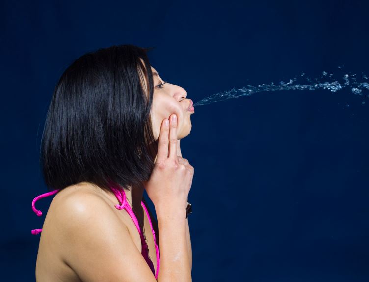 Tvær konur dæmdar fyrir að hrækja upp í munn lögreglumanna - DV