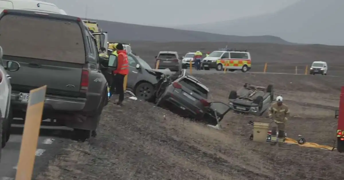 Tvær þyrlur kallaðar út að alvarlegu slysi á Jökuldal: Átta manns í fjórum bílum