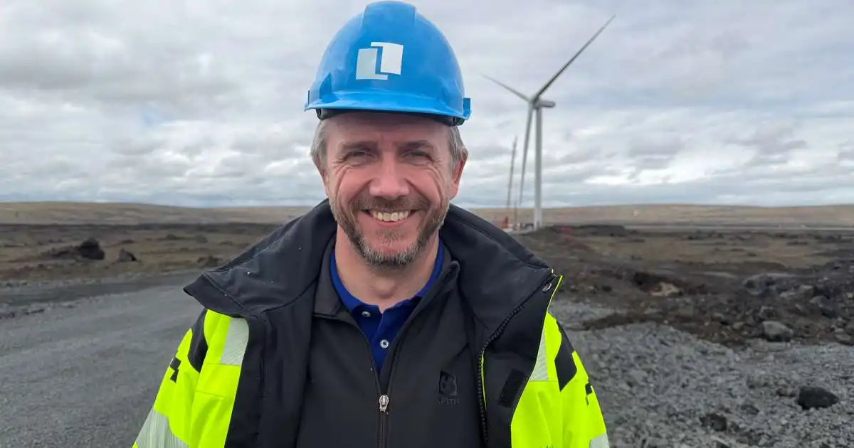 Tvær vindmyllur í Vaðölduveri risnar