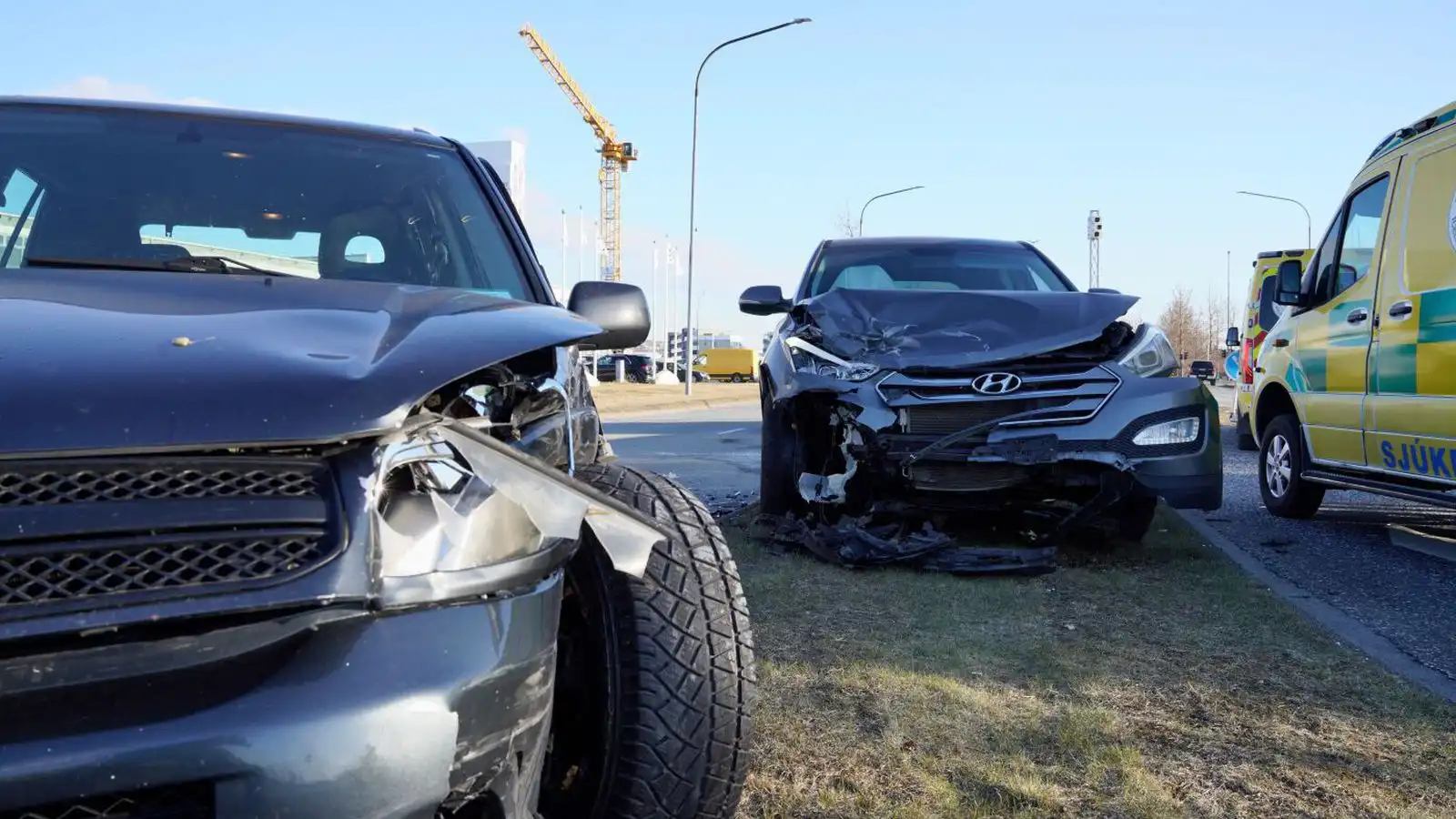 Tveggja bíla á­rekstur á Reykjavíkurvegi - Vísir