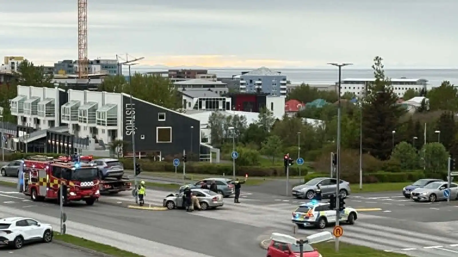 Tveggja bíla á­rekstur á Suður­lands­braut - Vísir