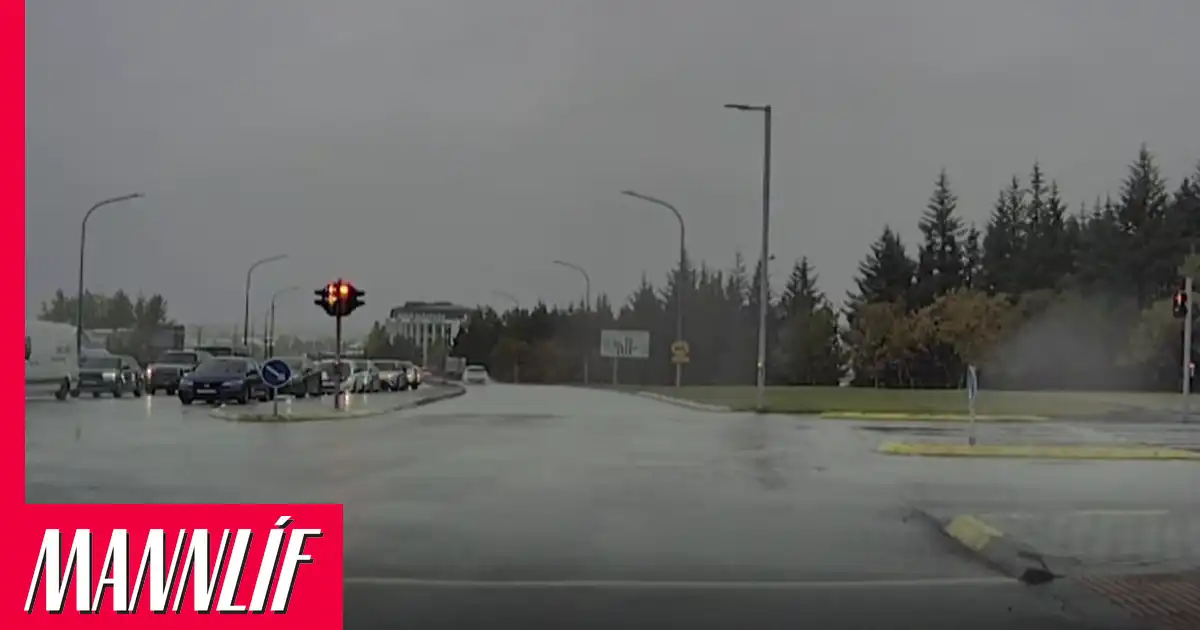 Tveir brunuðu yfir á rauðu og stefndu öðrum í hættu