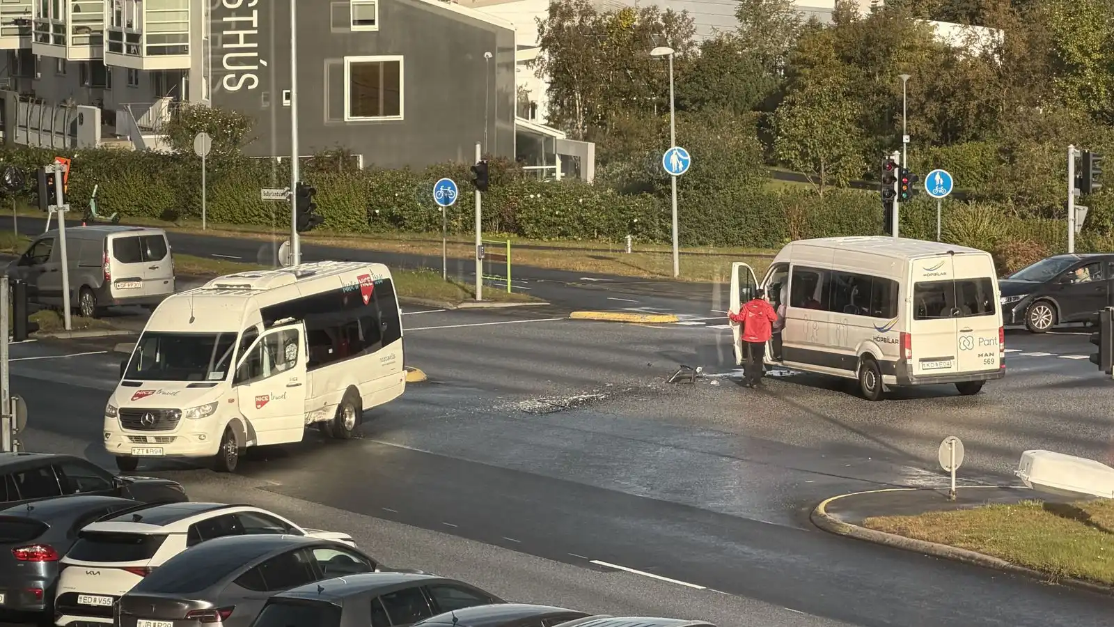 Tveir hópferðabílar skullu saman á Suður­lands­braut - Vísir