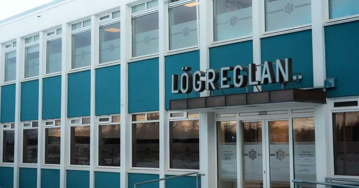 Tveir í fangaklefum eftir slagsmál