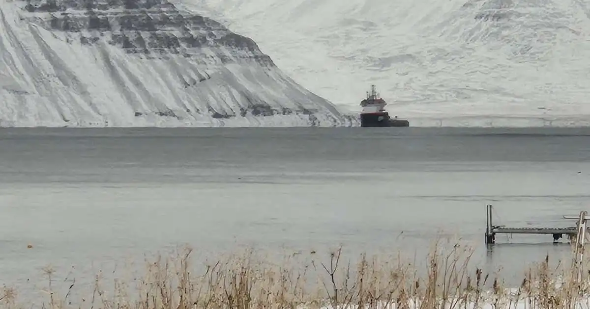 Tvö bandarísk herskip í Jökulfjörðum