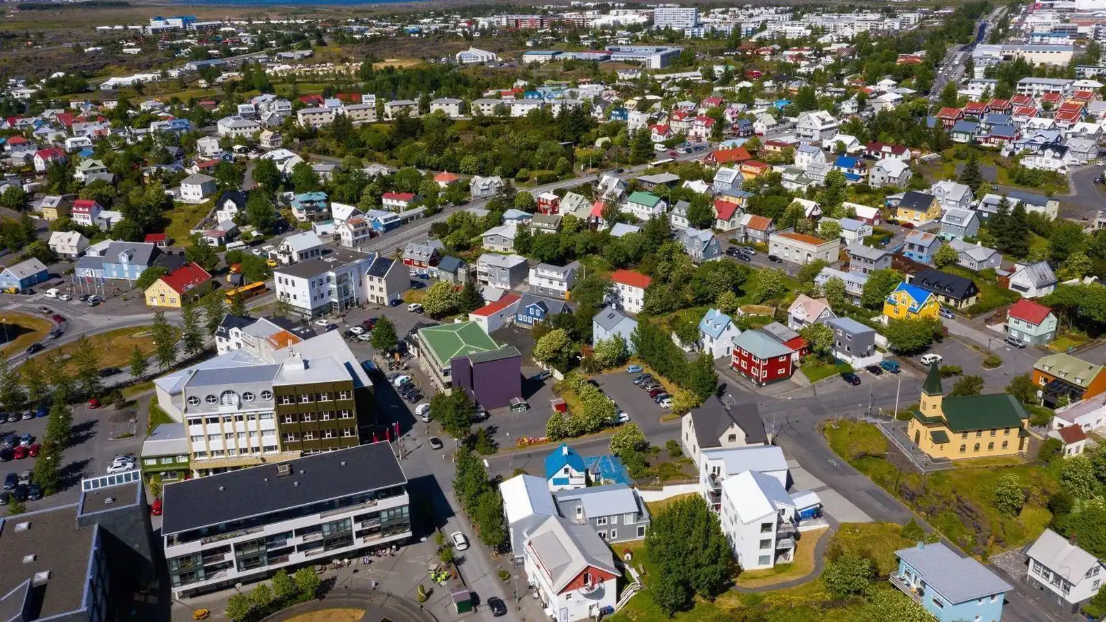 Tvö um­ferðar­slys og þrír fluttir á sjúkra­hús - Vísir