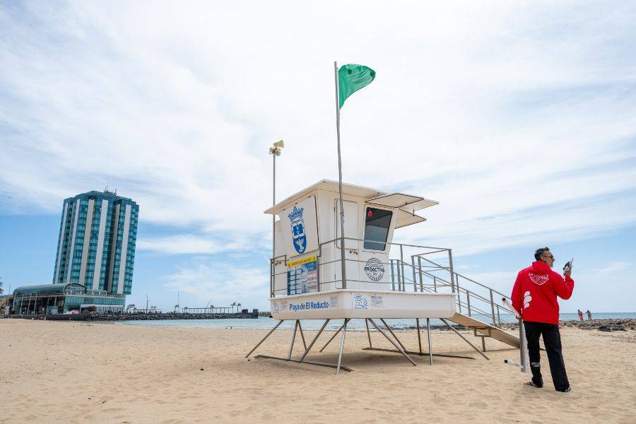 Two children swept out to sea on inflatable in Lanzarote