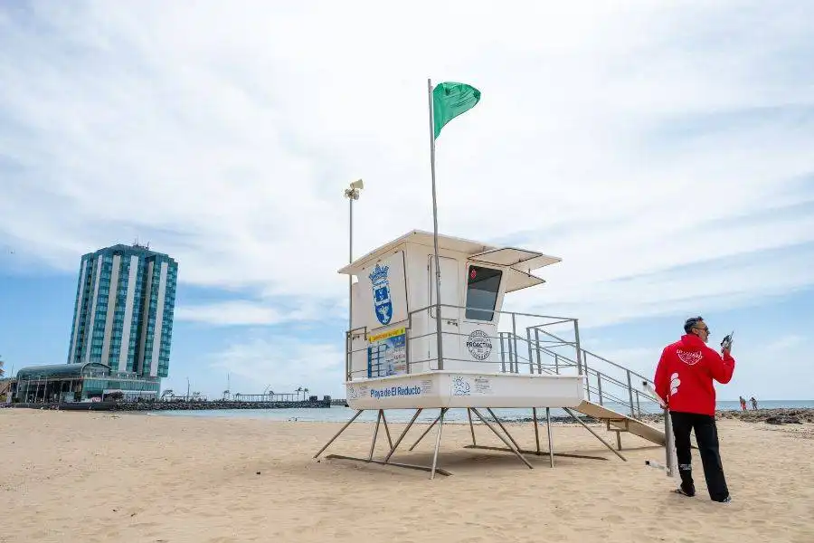 Two children swept out to sea on inflatable in Lanzarote
