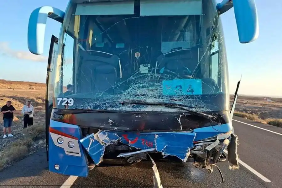 Two killed and child injured in major crash involving bus and three cars in Lanzarote