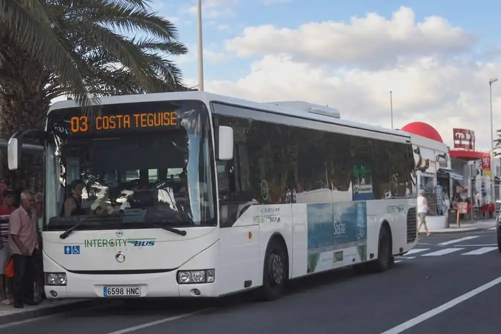 Two passengers fined €4,000 each for causing disruption on a bus in Lanzarote