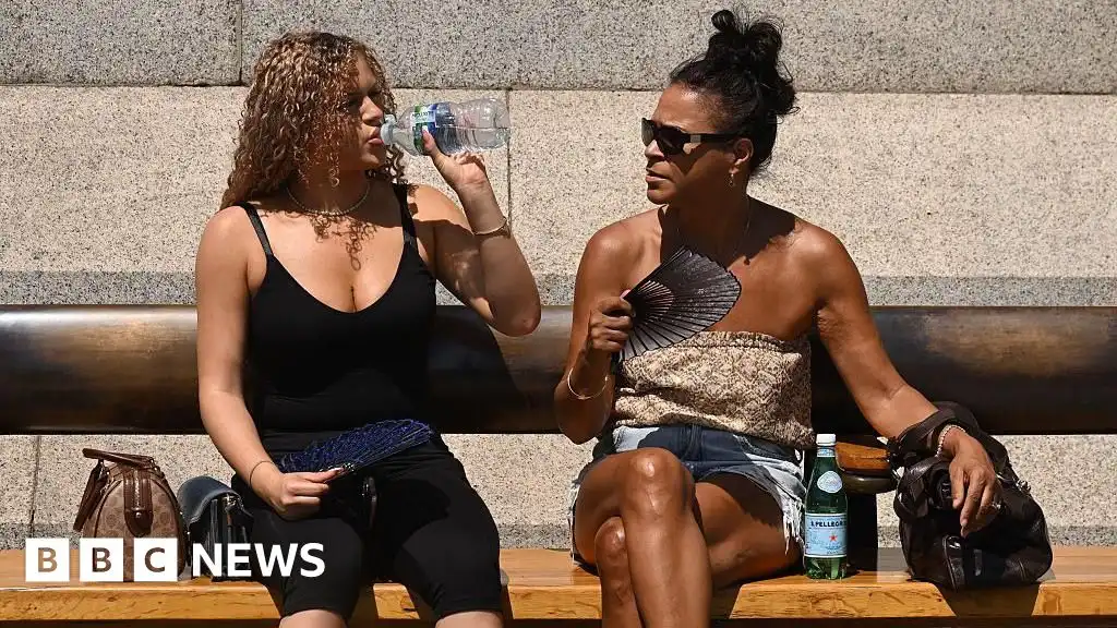 UK sees hottest day of year as bank holiday travellers face queues