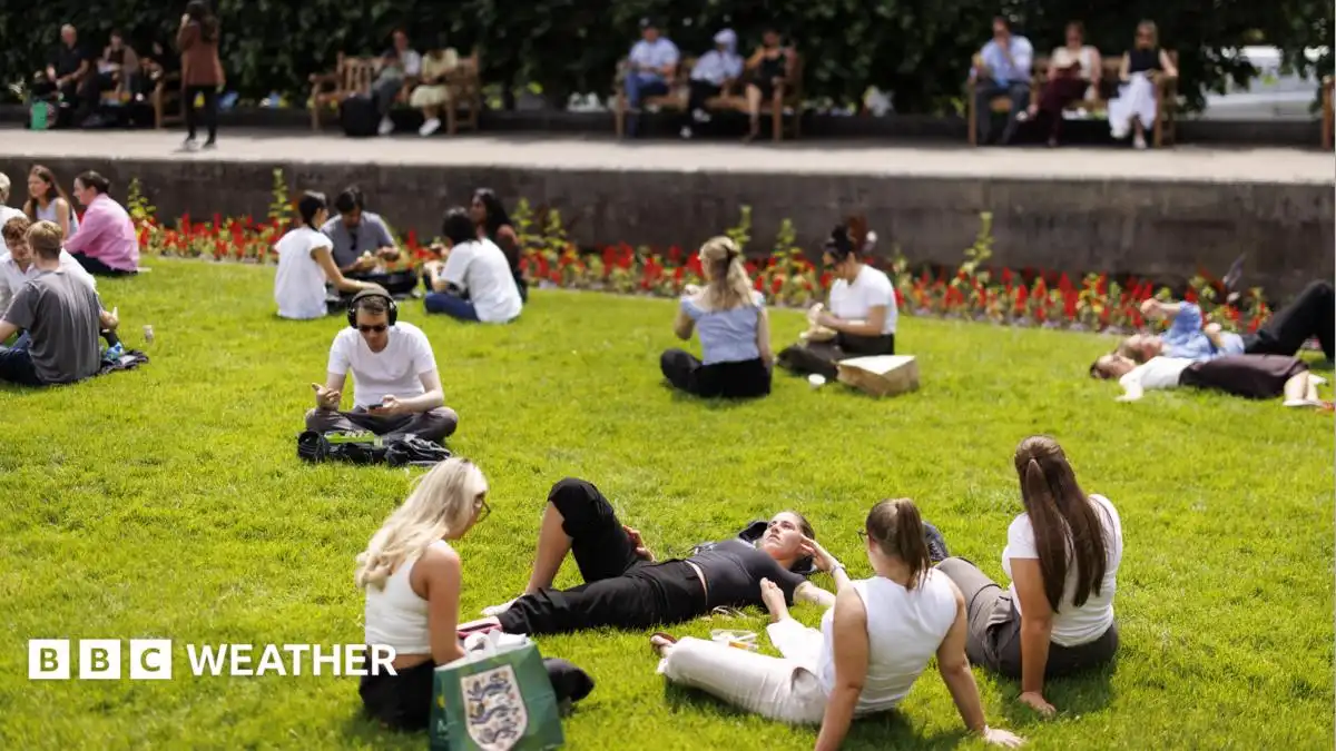 UK weather: Amber heat health alerts in place as temperatures set to soar above 30C