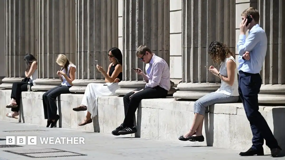 UK weather: Temperatures forecast to drop this weekend but heatwave continues