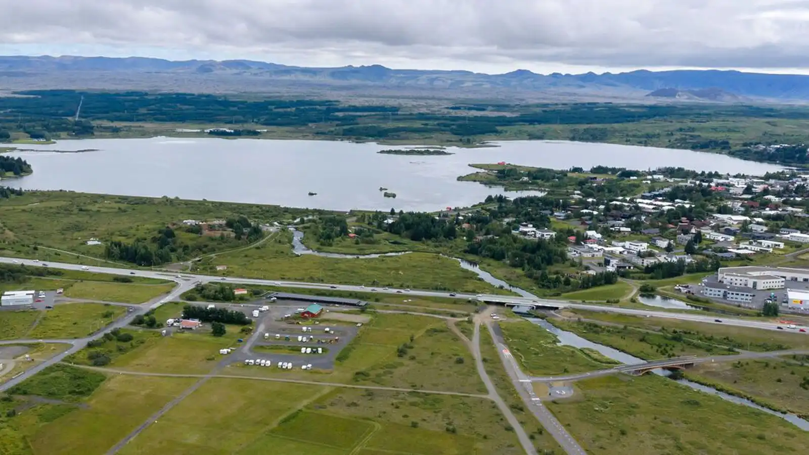 Um­ferðar­slys við Víðidal - Vísir