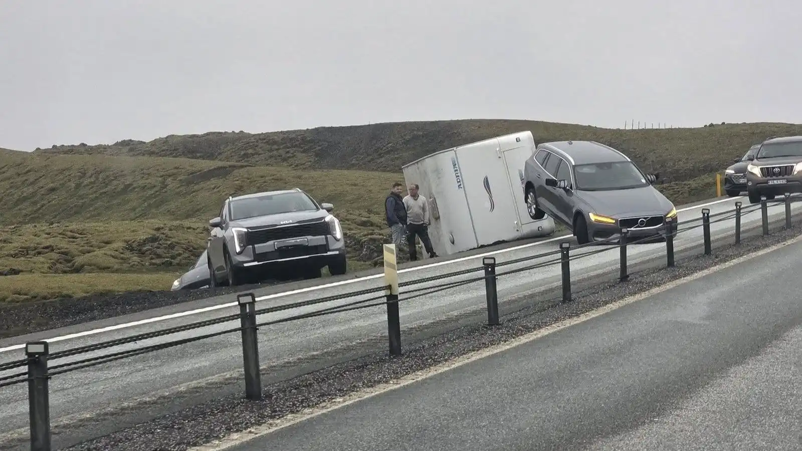 Um­ferðar­teppa á Hellsiheiði vegna umferðaróhapps - Vísir