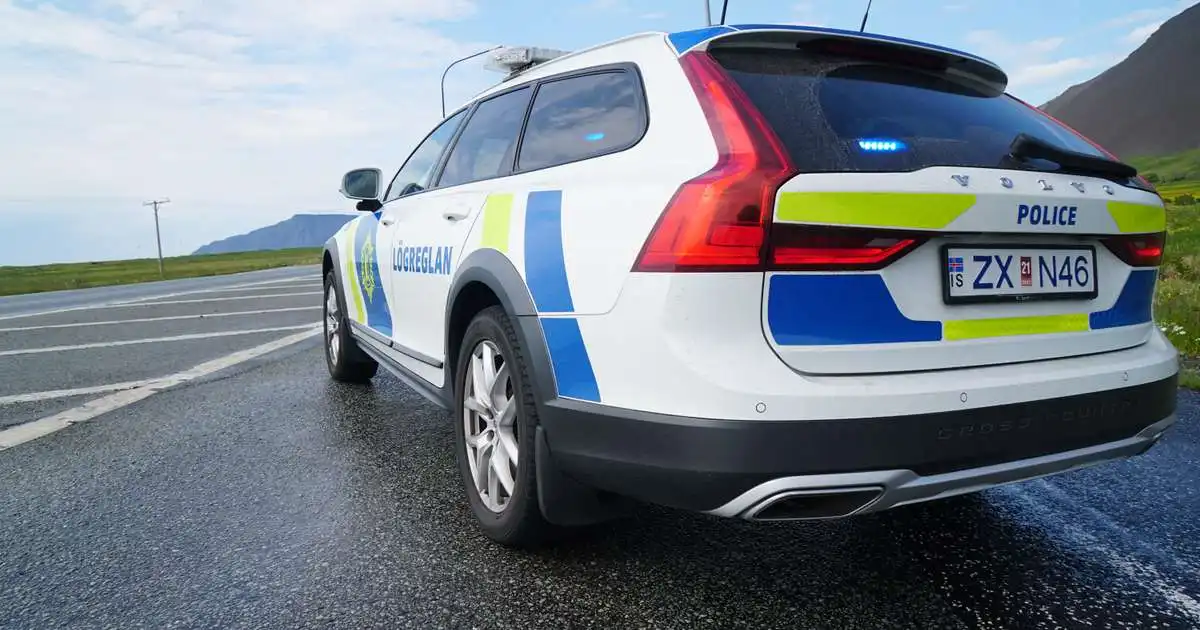Ungmennum fylgt eftir með dróna