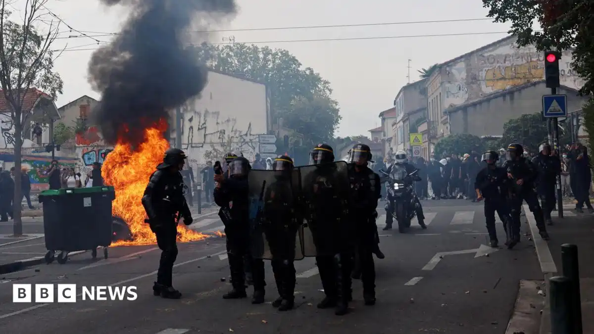Up to 500 schools close in France over student protests