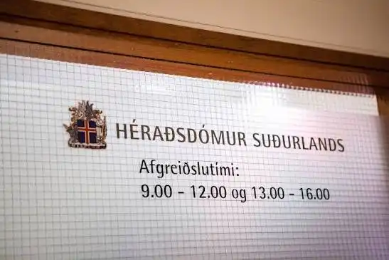 Uppþot í dómsal eftir að karlmannsrödd heyrðist óvænt í skýrslugjöf vitnis í Reykholtsmálinu