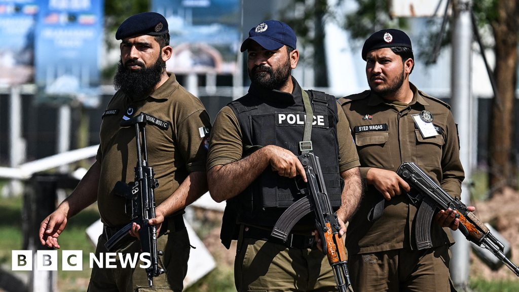 US and Iran locked in blockade standoff as Pakistan pushes for talks