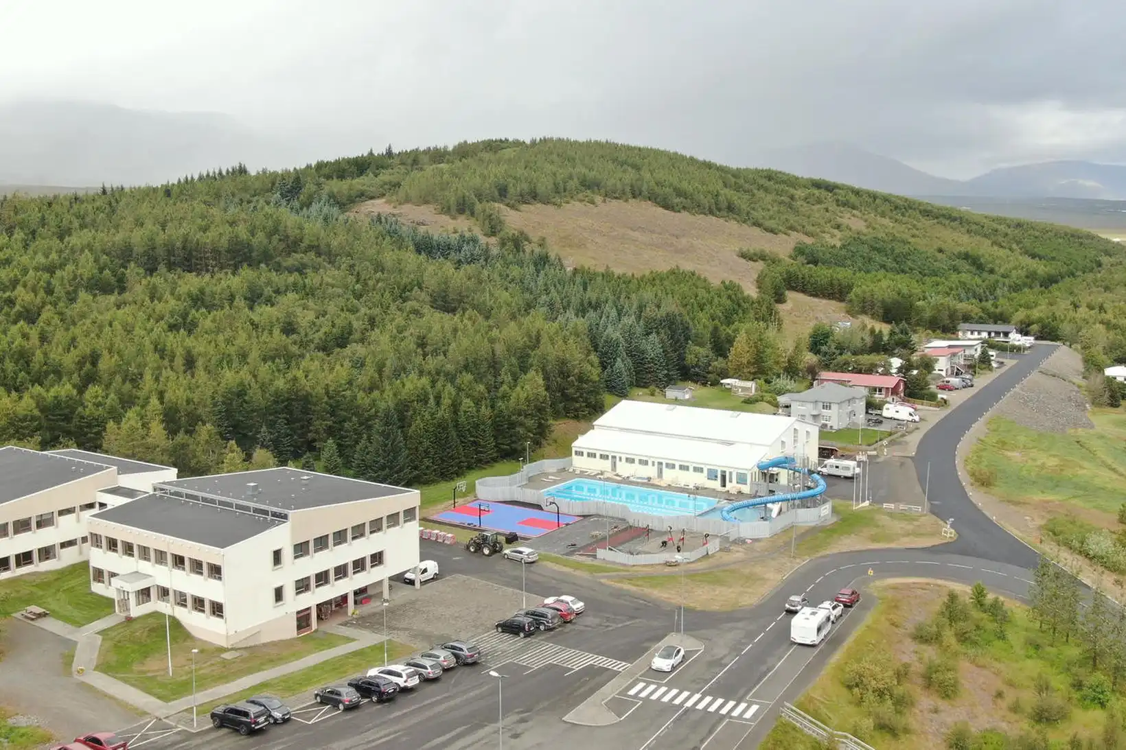 Varað við hvössum vindhviðum á morgun - MBL.IS