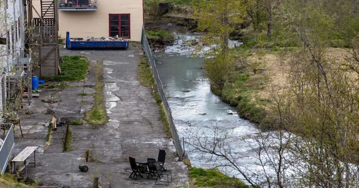 Varmá breytir um lit vegna mengunar úr Skammadal