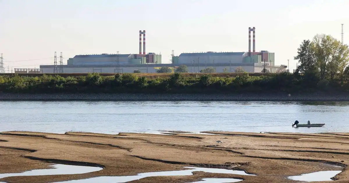 Vatnsyfirborð Dónár í sögulegu lágmarki og Ungverjar slökkva á kjarnorkuveri sínu
