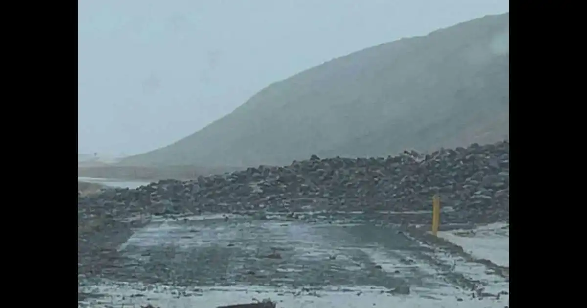 Vegir lokaðir vegna skriðufalla á norðanverðum Vestfjörðum og Ströndum