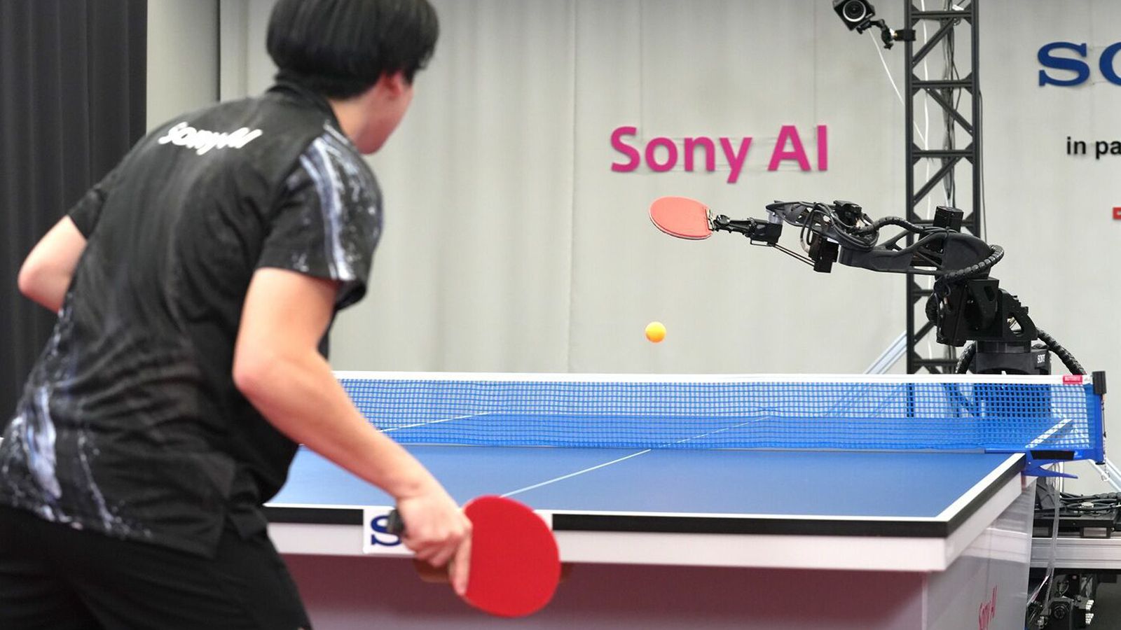 Vél­mennið Ace sigrar at­vinnu­menn í borð­tennis - Vísir