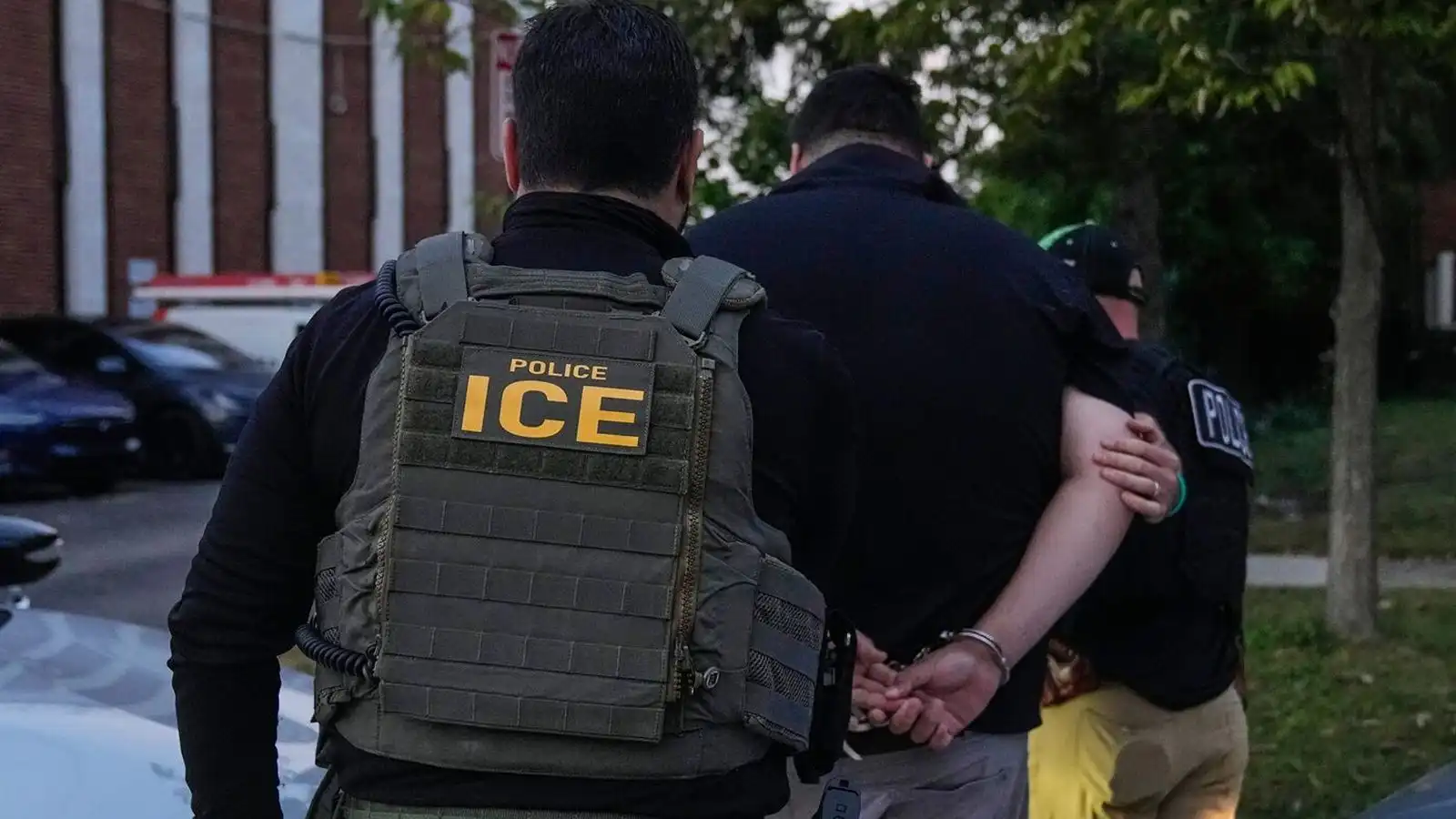 Verja fúlgum fjár í að hafa upp á þeim sem gagn­rýna ICE á netinu - Vísir