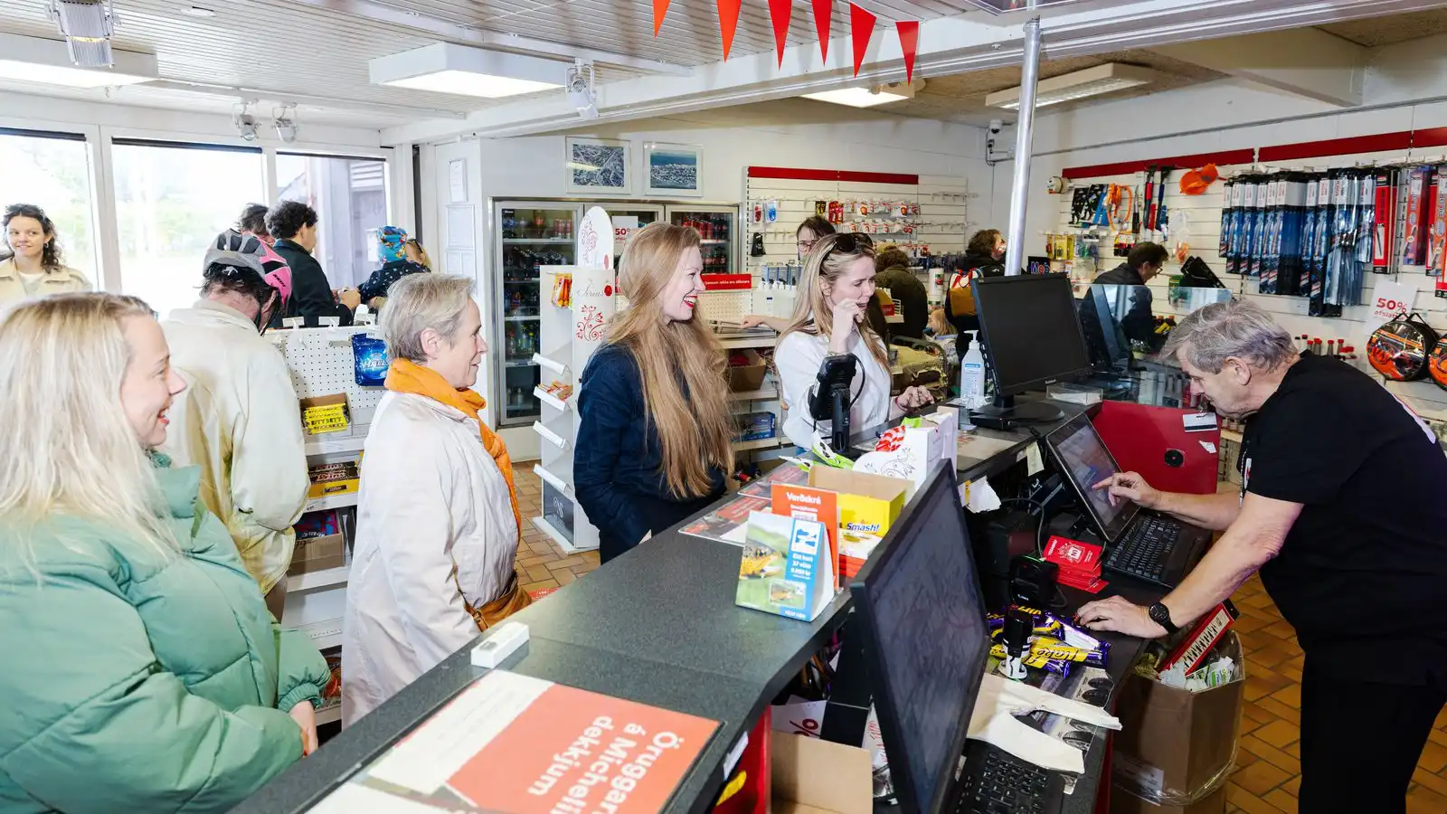 Vestur­bæingar kvöddu sögu­fræga bensín­stöð - Vísir
