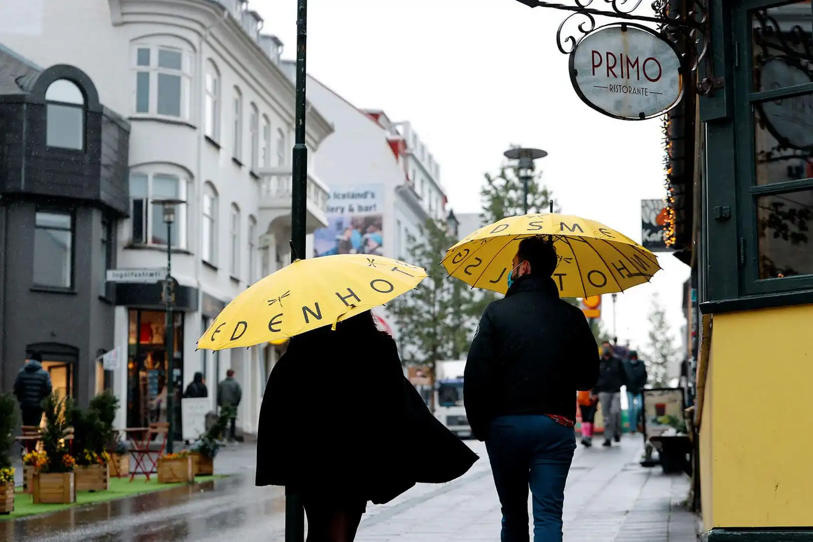 Víða má búast við skúrum í hægum vindi - MBL.IS