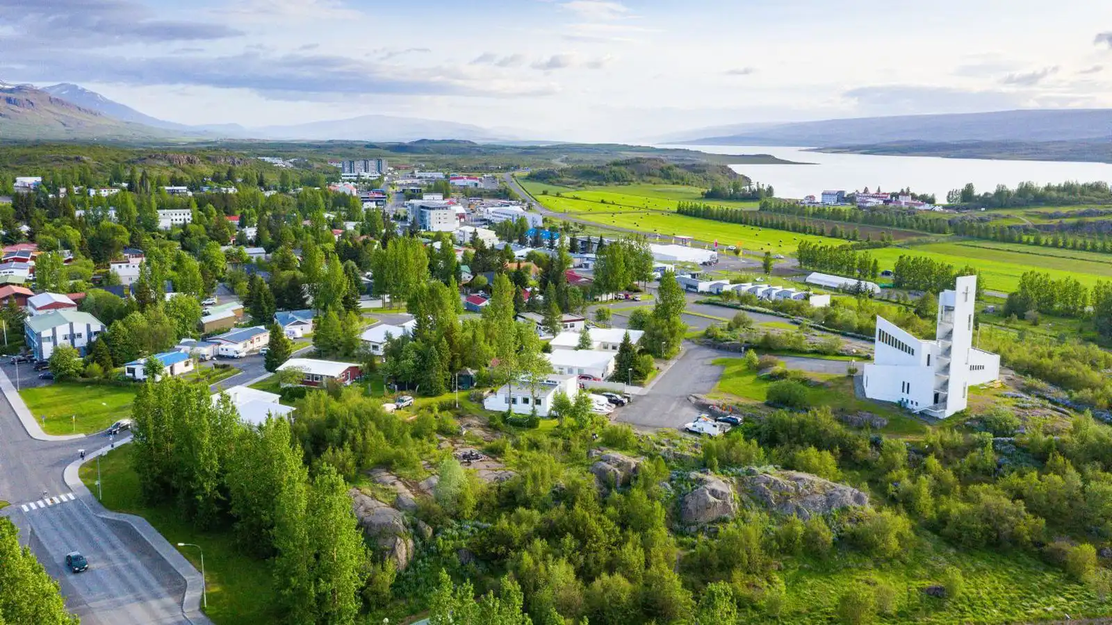 Víða skúrir en allt að tuttugu stigum austan­lands - Vísir