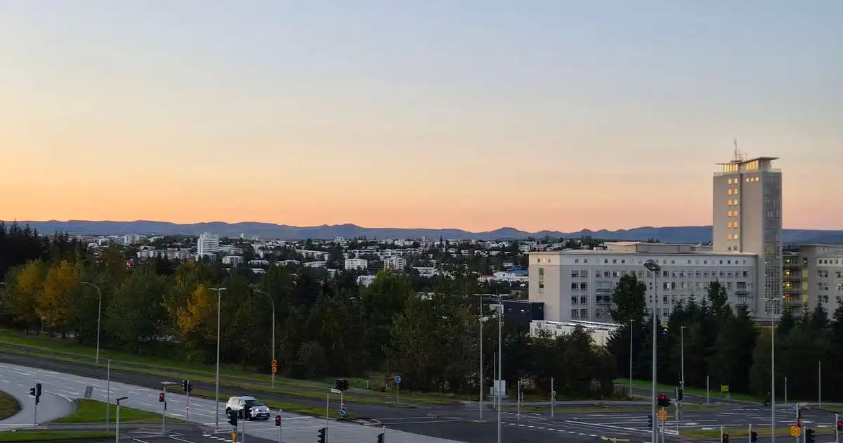 Víðast bjartviðri í dag en hvassviðri og rigning á morgun