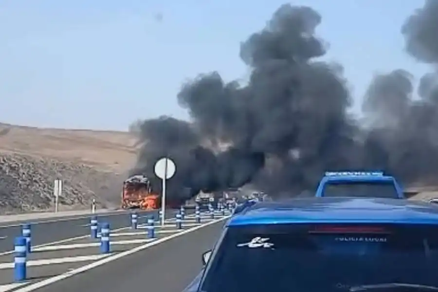 VIDEO: Bus destroyed by fire on the FV-2 in Fuerteventura