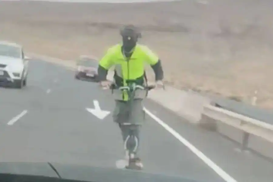 VIDEO: Electric scooter travelling at over 100km/h on Lanzarote road