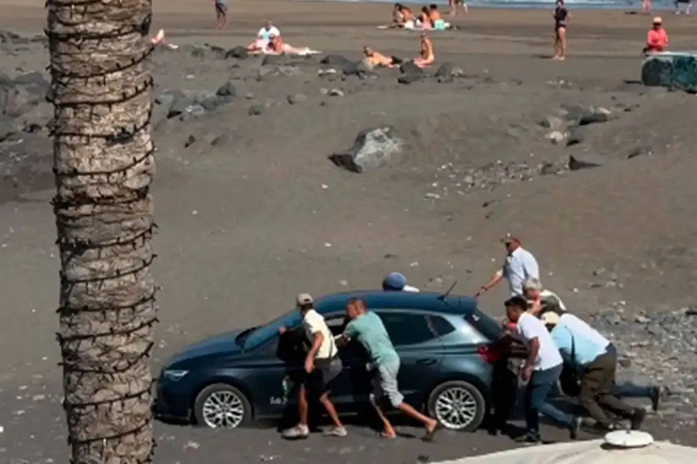 VIDEO: Holidaymaker ‘accidently’ gets rent a car stuck on Las Americas beach