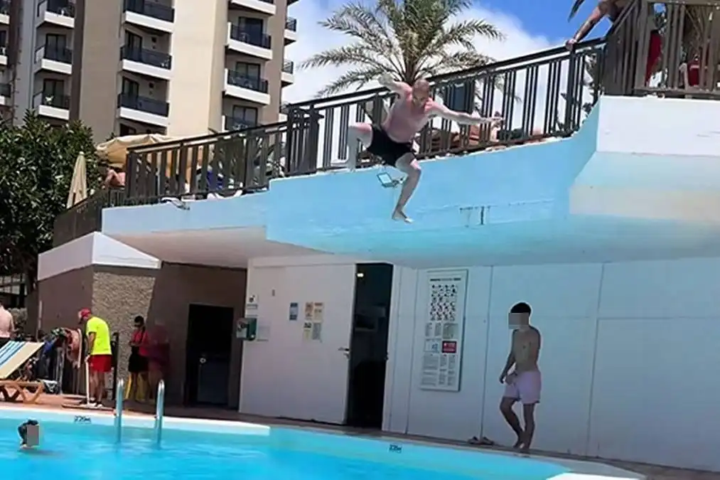 VIDEO: Outrage as tourists perform dangerous pool jump at hotel in south Tenerife